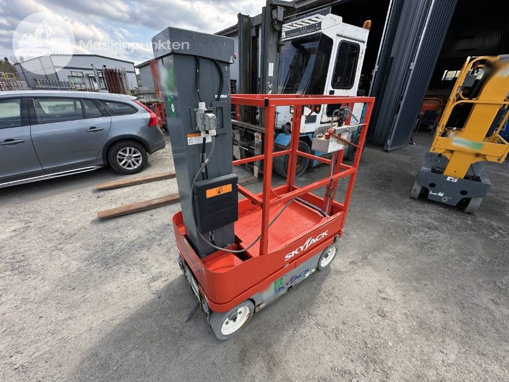 SkyJack SJ 12 - Plataforma de mástil vertical: foto 1 SkyJack SJ 12 - Plataforma de mástil vertical: foto 1