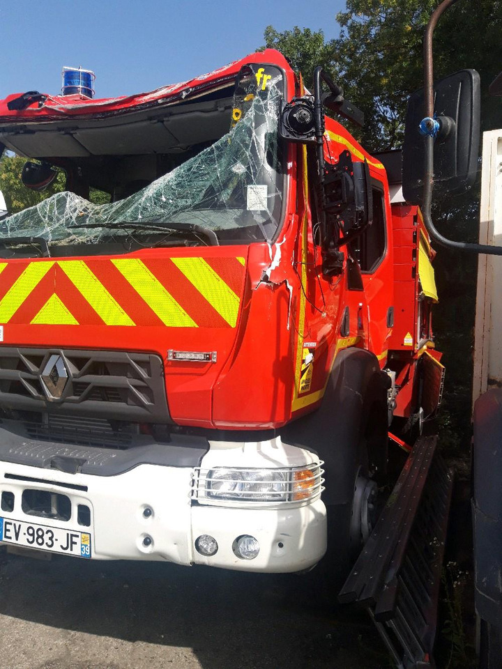 RENAULT D 4X4 TOUT-TERRAIN INCENDIE - Camión de bomberos: foto 1 RENAULT D 4X4 TOUT-TERRAIN INCENDIE - Camión de bomberos: foto 1