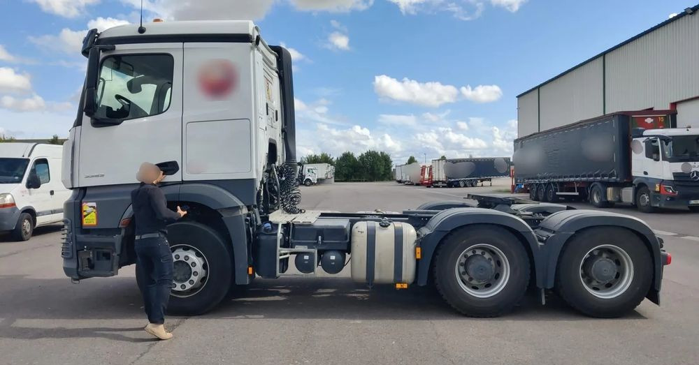 Mercedes-Benz AROCS 3353 6X4 68 TON - Cabeza tractora: foto 3 Mercedes-Benz AROCS 3353 6X4 68 TON - Cabeza tractora: foto 3