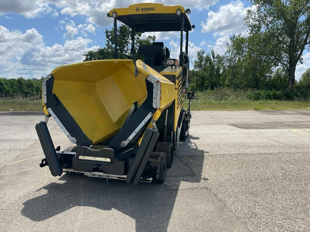BOMAG IT BF 300 P-2 S340-2 TV Stage IIIb/Tier 4f - Pavimentadora de asfalto: foto 1 BOMAG IT BF 300 P-2 S340-2 TV Stage IIIb/Tier 4f - Pavimentadora de asfalto: foto 1