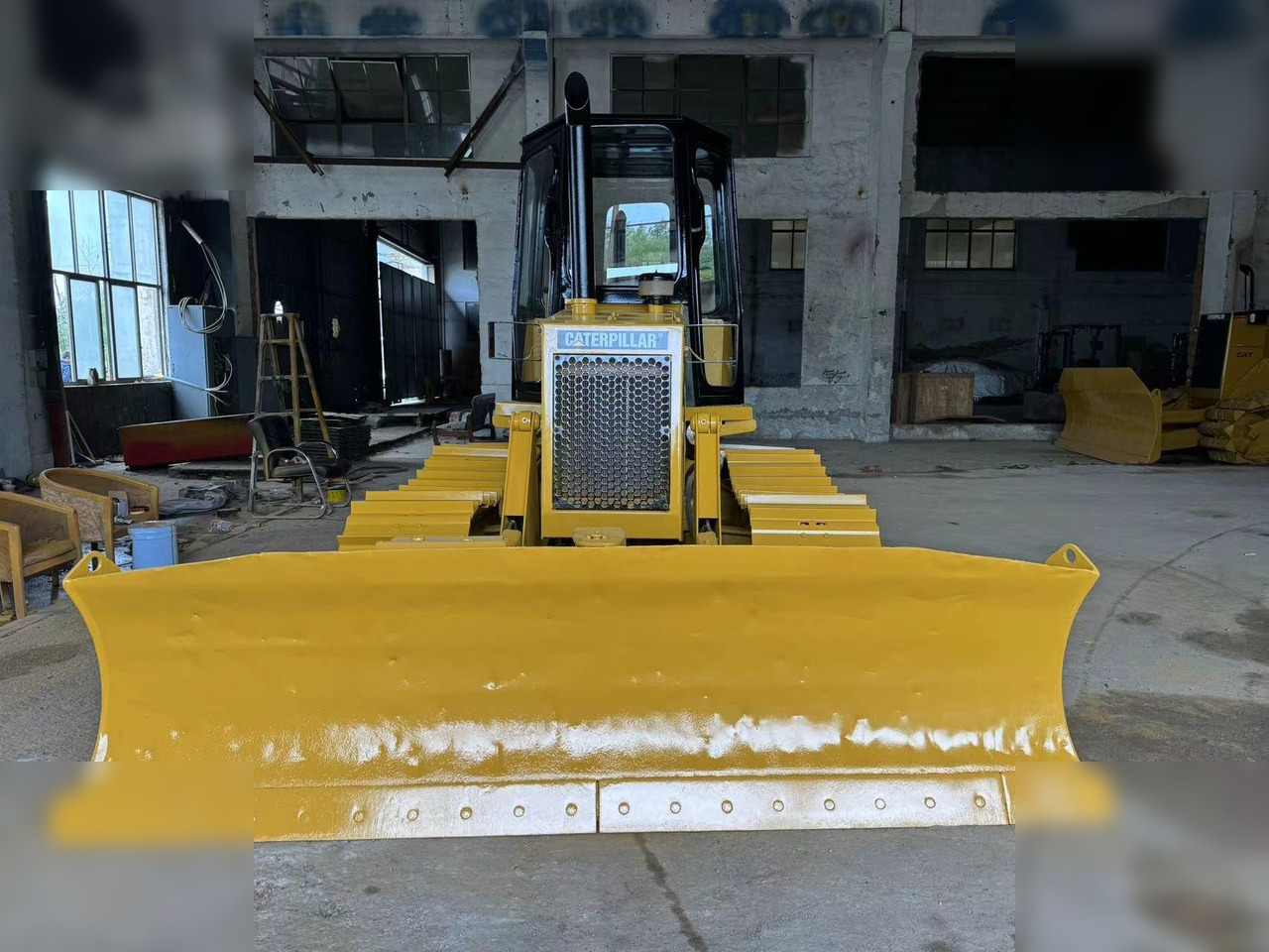 CATERPILLAR D4C - Bulldozer: foto 2 CATERPILLAR D4C - Bulldozer: foto 2