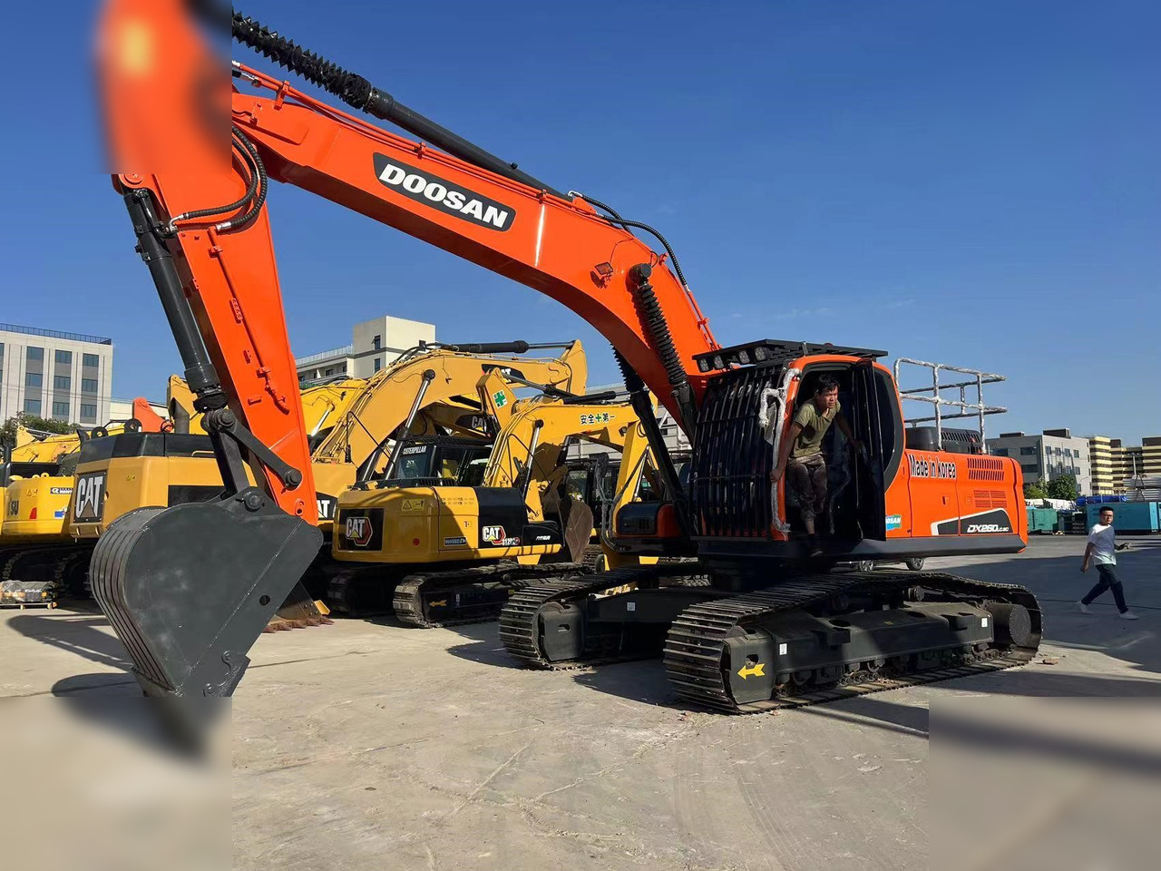 DOOSAN DX260 LC - Excavadora de cadenas: foto 1 DOOSAN DX260 LC - Excavadora de cadenas: foto 1