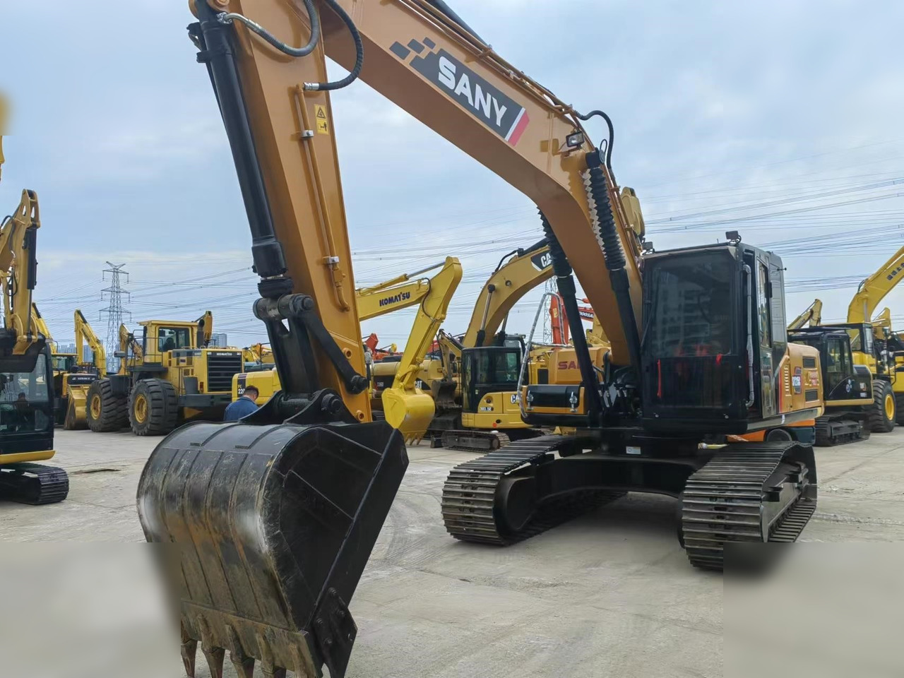SANY SY215C - Excavadora de cadenas: foto 4 SANY SY215C - Excavadora de cadenas: foto 4