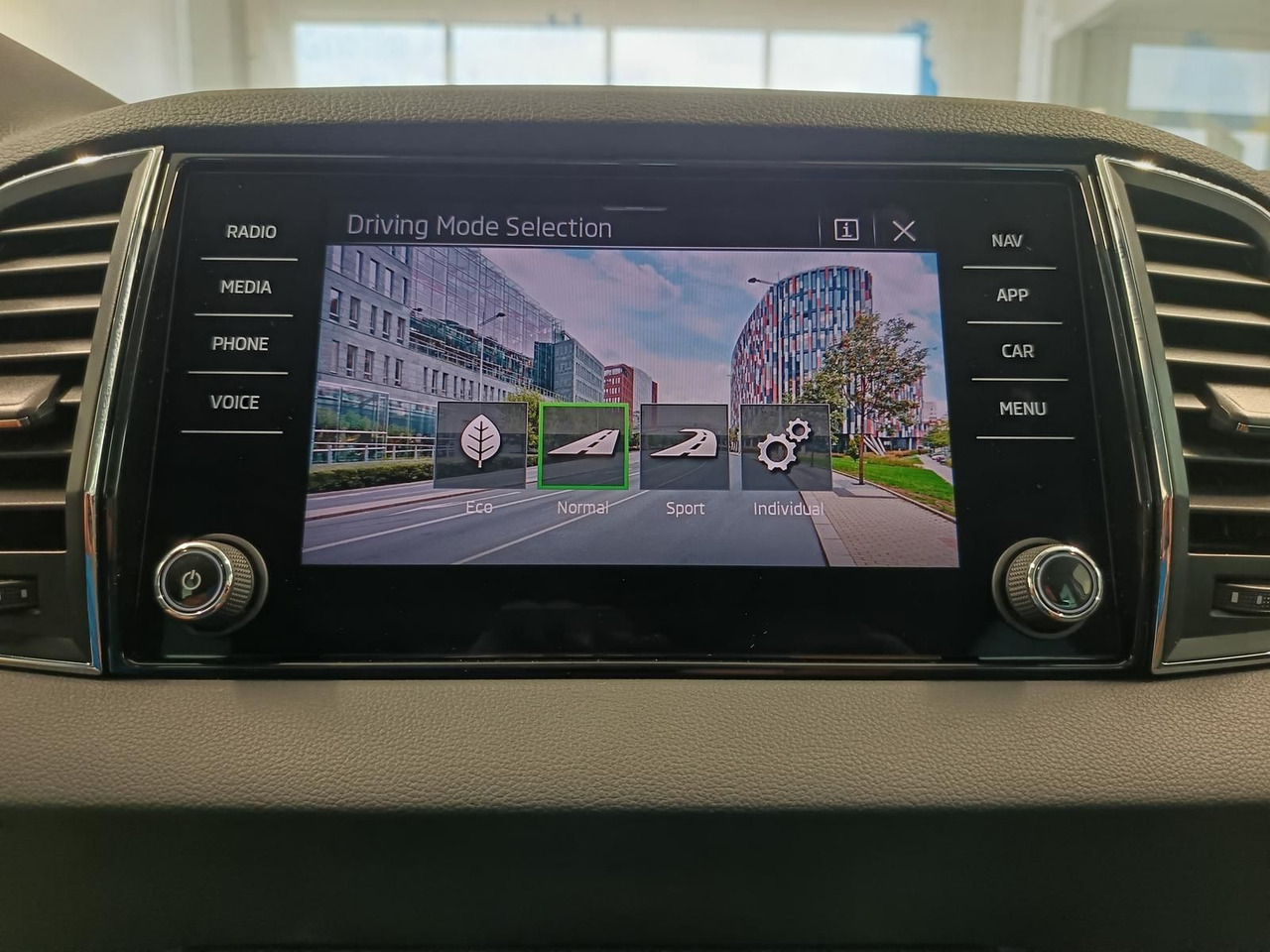 SUV/ Todoterreno Skoda Karoq Style 1,5TSI DSG*AHK-VORBER*NAVI*LED*R-KAM: foto 14