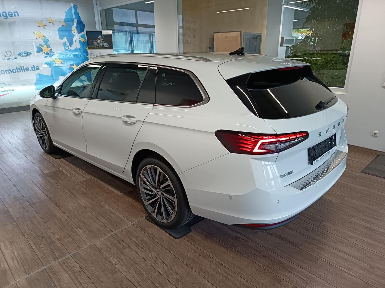Skoda Superb Combi L&K 2,0TDI 4x4*PSD*STD.HZG*360°*HUD - Coche familiar: foto 4 Skoda Superb Combi L&K 2,0TDI 4x4*PSD*STD.HZG*360°*HUD - Coche familiar: foto 4