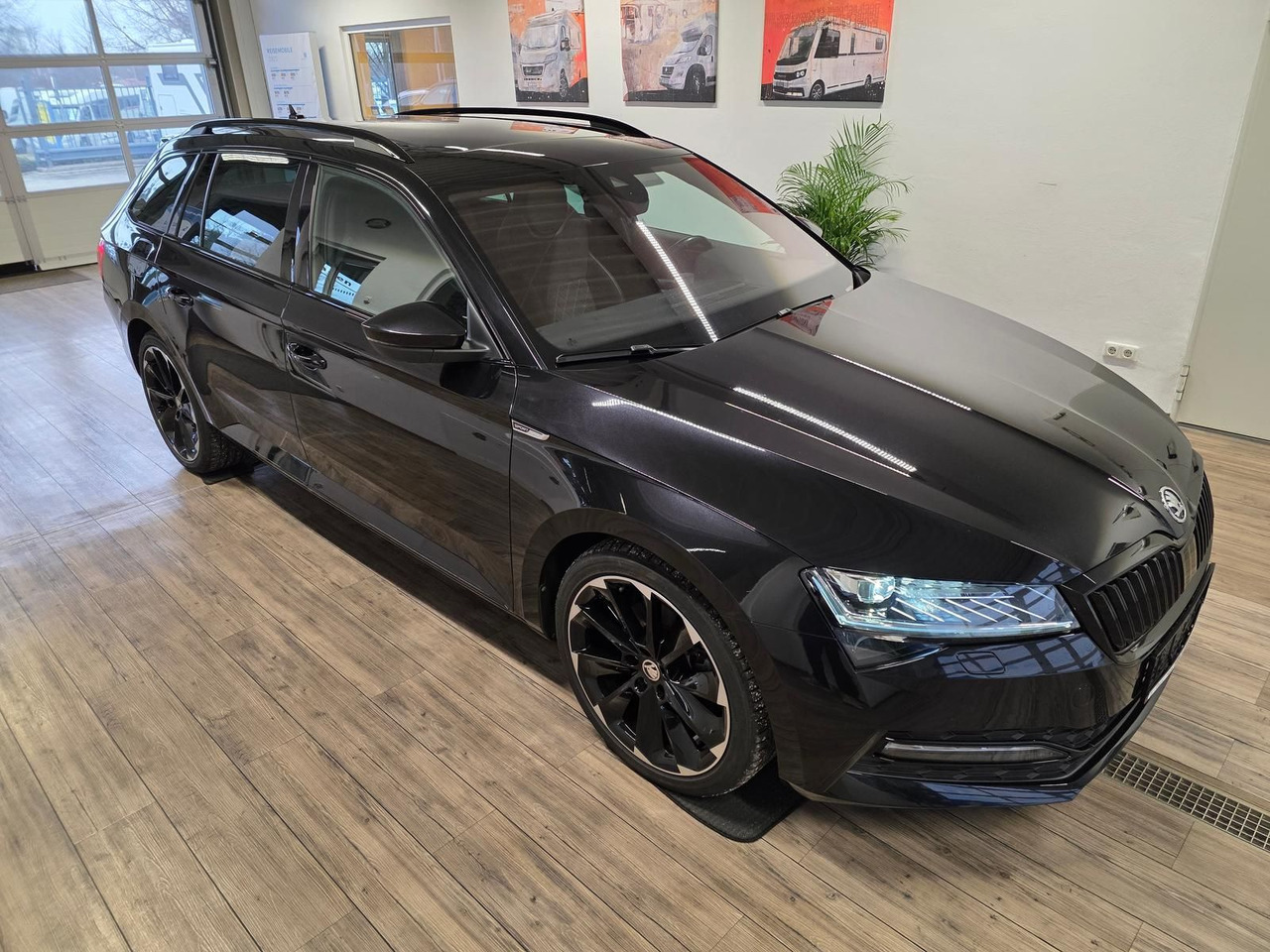 Skoda Superb Combi Sportline 2,0 TDI 4x4*PSD*360°*AHK* - Coche: foto 3 Skoda Superb Combi Sportline 2,0 TDI 4x4*PSD*360°*AHK* - Coche: foto 3