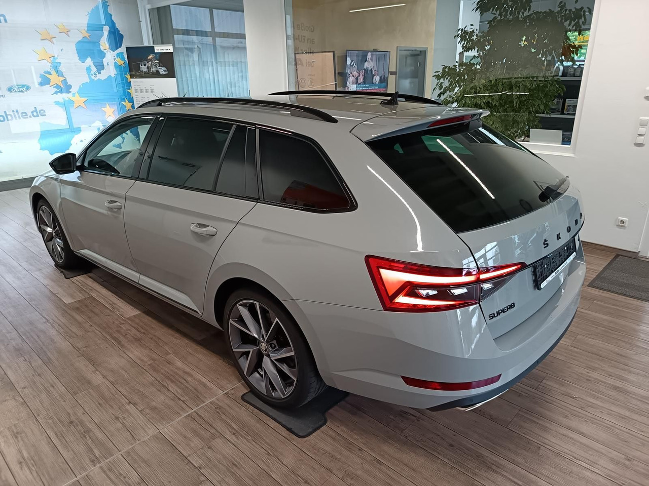 Skoda Superb Combi Sportline 2.0TSI DSG4x4*AHK*DCC*ACC - Coche: foto 4 Skoda Superb Combi Sportline 2.0TSI DSG4x4*AHK*DCC*ACC - Coche: foto 4