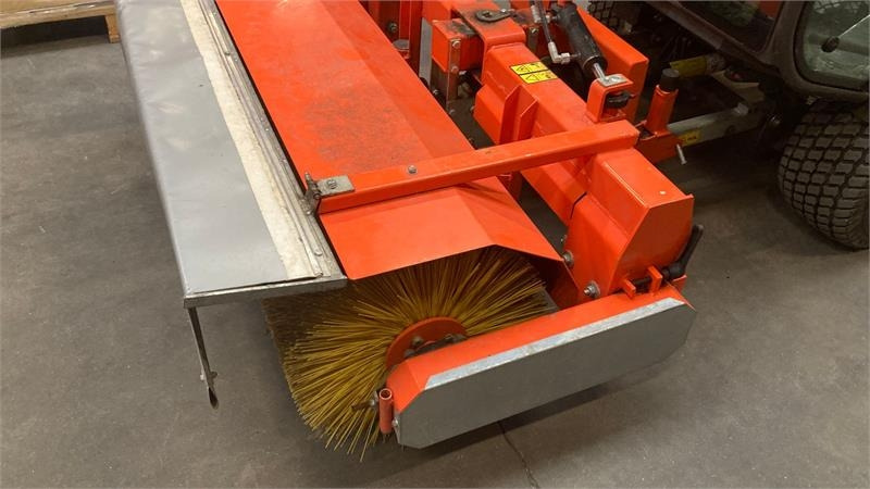 Husqvarna Fejemaskine med sving 5904500-01 - Barredora cucharón: foto 1 Husqvarna Fejemaskine med sving 5904500-01 - Barredora cucharón: foto 1