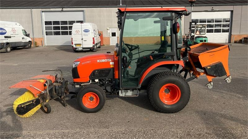 Kubota B2261 med 120 cm kost og udlægger - Tractor municipal: foto 2 Kubota B2261 med 120 cm kost og udlægger - Tractor municipal: foto 2