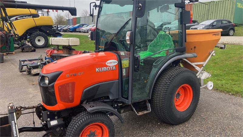 Kubota STW37 Kompakttraktor - Tractor municipal: foto 1 Kubota STW37 Kompakttraktor - Tractor municipal: foto 1