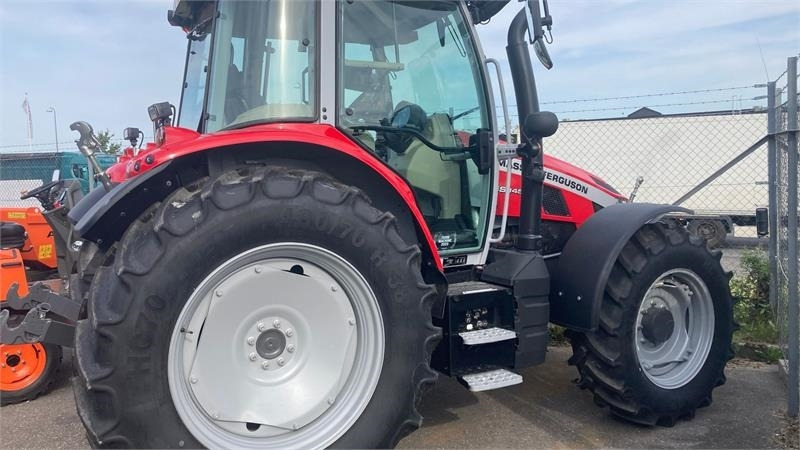 Massey Ferguson 5S.145 Exclusive Dyna-6 Exclusive - Tractor: foto 4 Massey Ferguson 5S.145 Exclusive Dyna-6 Exclusive - Tractor: foto 4