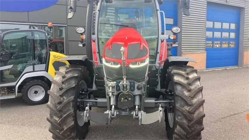 Massey Ferguson 5S.145 Exclusive Dyna-6 Exclusive - Tractor: foto 2 Massey Ferguson 5S.145 Exclusive Dyna-6 Exclusive - Tractor: foto 2