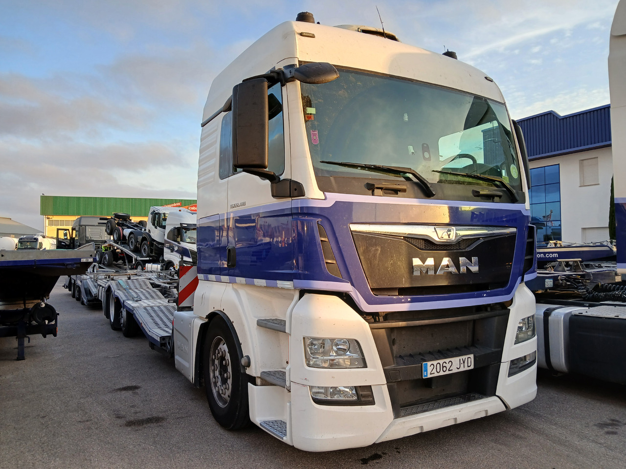 MAN TGX 18.480 - Camión portavehículos: foto 1 MAN TGX 18.480 - Camión portavehículos: foto 1