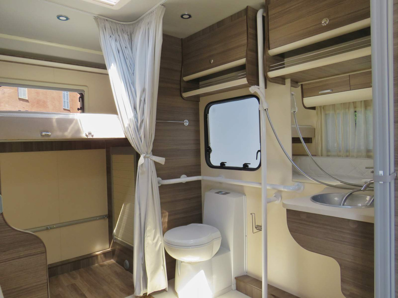 Fiat Ducato RETRACTABLE PLATFORM (300KG CAPACITY) - Autocaravana: foto 3 Fiat Ducato RETRACTABLE PLATFORM (300KG CAPACITY) - Autocaravana: foto 3