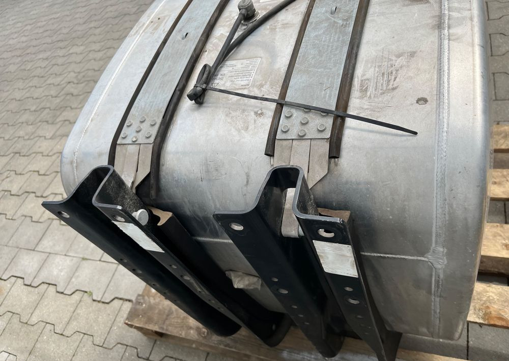 Zbiornik paliwa MAN TGX TGS 250 litrów kompletny - Depósito de combustible para Camión: foto 4 Zbiornik paliwa MAN TGX TGS 250 litrów kompletny - Depósito de combustible para Camión: foto 4