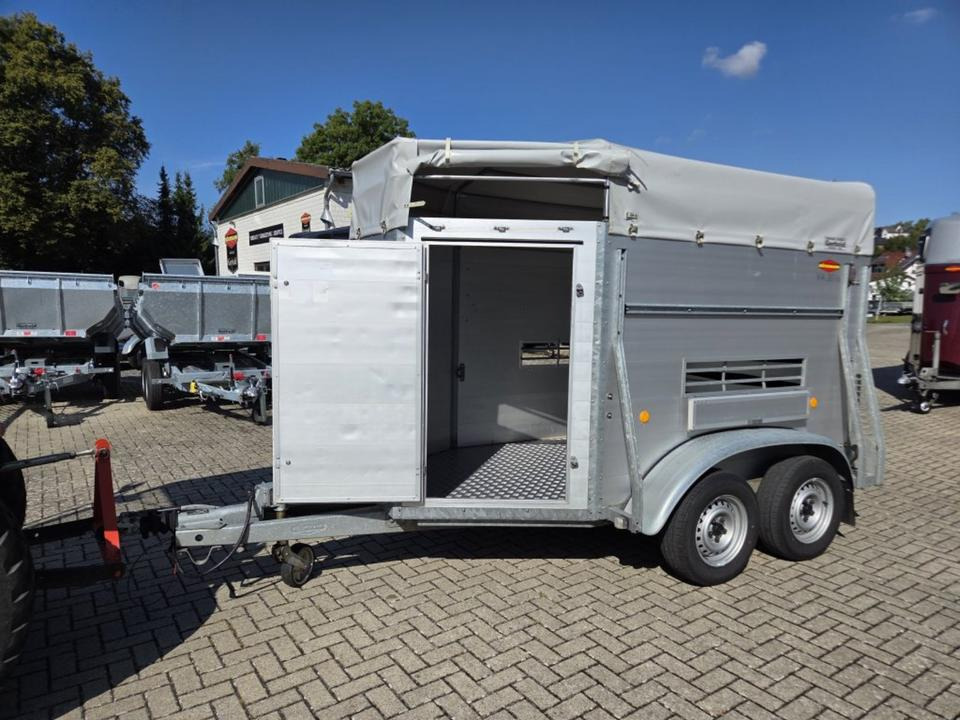 Böckmann Viehanhänger, 2,4 to. Lüftungsklappen Humbaur, Fendt - Remolque para caballos: foto 1 Böckmann Viehanhänger, 2,4 to. Lüftungsklappen Humbaur, Fendt - Remolque para caballos: foto 1