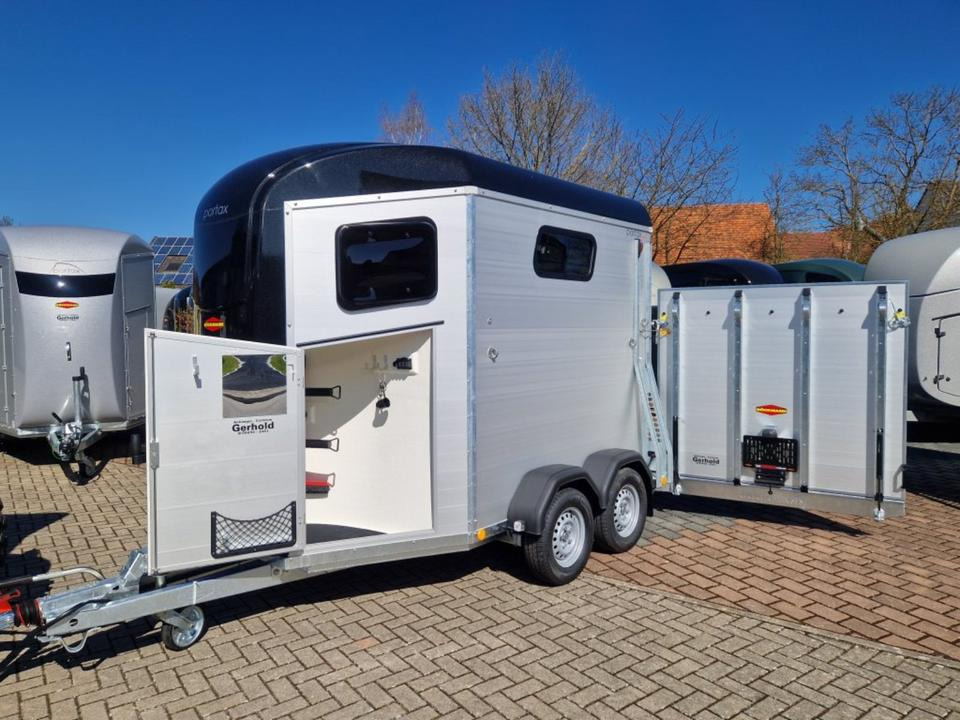 Pferdeanhänger Böckmann Portax Esprit Nex Gen Saka Flügeltür 2,4t - Remolque para caballos: foto 1 Pferdeanhänger Böckmann Portax Esprit Nex Gen Saka Flügeltür 2,4t - Remolque para caballos: foto 1