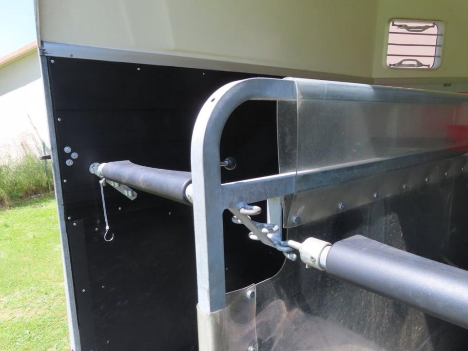 Pferdeanhänger Humbaur, Xanthos Aero, 100 km/h Sattelkammer - Remolque para caballos: foto 4 Pferdeanhänger Humbaur, Xanthos Aero, 100 km/h Sattelkammer - Remolque para caballos: foto 4