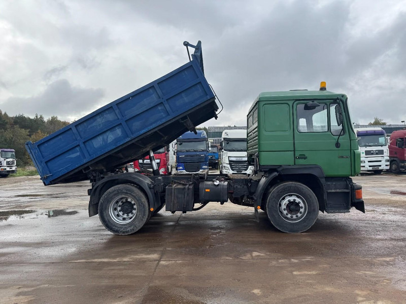 MAN 19.322 (STEEL SUSPENSION & MANUAL PUMP / SUSPENSION LAMES & POMPE MANUELLE) - Furgoneta basculante: foto 4 MAN 19.322 (STEEL SUSPENSION & MANUAL PUMP / SUSPENSION LAMES & POMPE MANUELLE) - Furgoneta basculante: foto 4