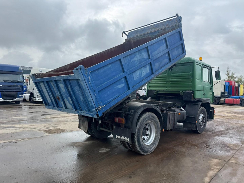MAN 19.322 (STEEL SUSPENSION & MANUAL PUMP / SUSPENSION LAMES & POMPE MANUELLE) - Furgoneta basculante: foto 5 MAN 19.322 (STEEL SUSPENSION & MANUAL PUMP / SUSPENSION LAMES & POMPE MANUELLE) - Furgoneta basculante: foto 5