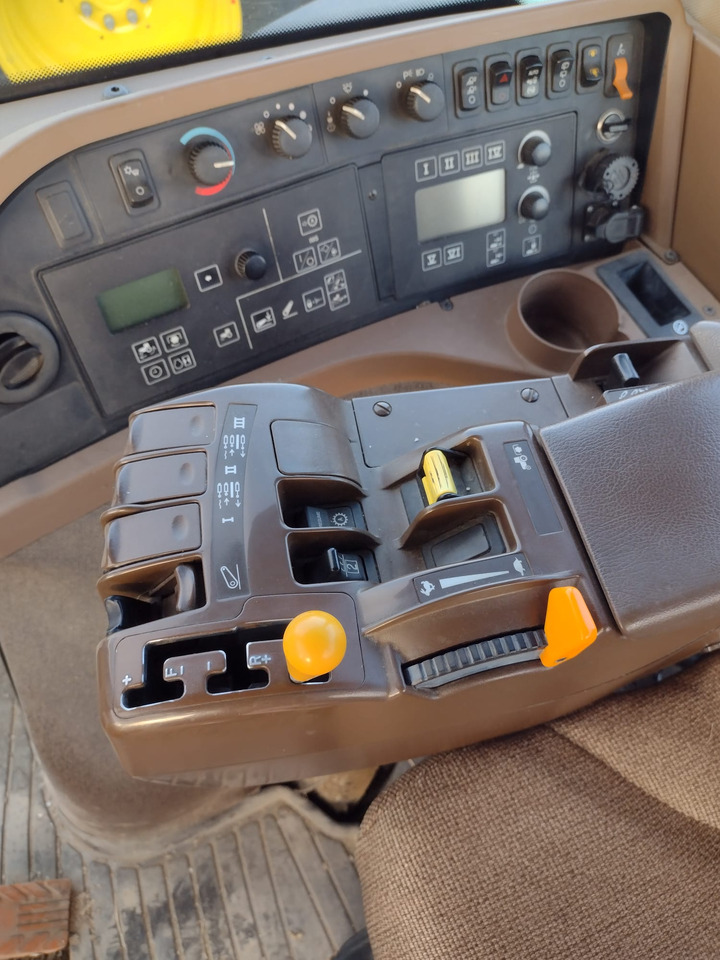 JOHN DEERE 8230 - Tractor: foto 4 JOHN DEERE 8230 - Tractor: foto 4