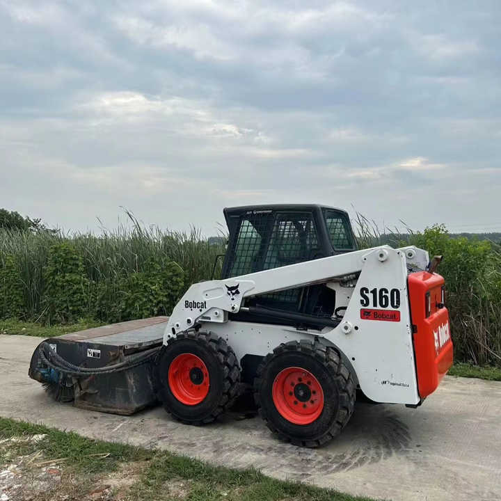 USED BOBCAT S160 Skid-steer Loader Bobcat S160 Carry Sweeper with Very Good Performance Is for Sale at a Low Price. - Minicargadora: foto 1 USED BOBCAT S160 Skid-steer Loader Bobcat S160 Carry Sweeper with Very Good Performance Is for Sale at a Low Price. - Minicargadora: foto 1
