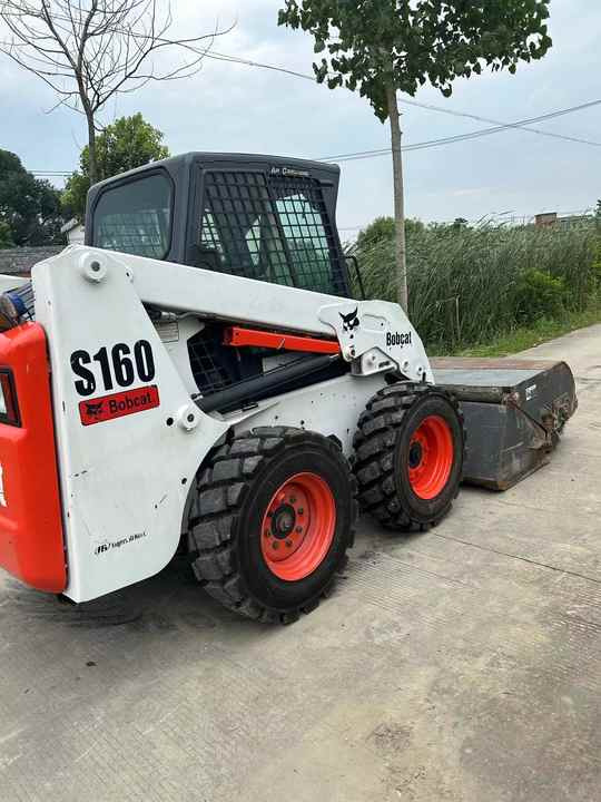 USED BOBCAT S160 Skid-steer Loader Bobcat S160 Carry Sweeper with Very Good Performance Is for Sale at a Low Price. - Minicargadora: foto 3 USED BOBCAT S160 Skid-steer Loader Bobcat S160 Carry Sweeper with Very Good Performance Is for Sale at a Low Price. - Minicargadora: foto 3