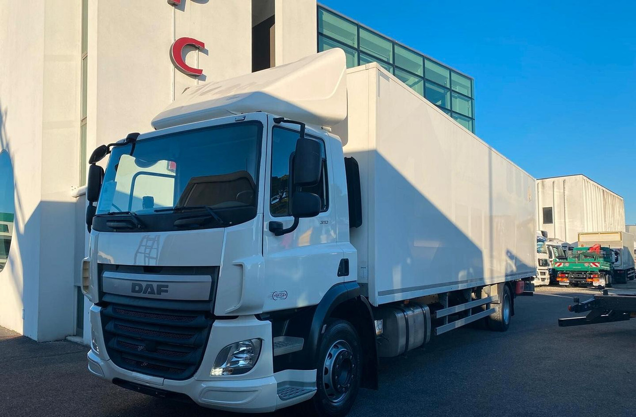 DAF 310 FA 2016 CASSONE E SPONDA EURO 6 - Camión caja cerrada: foto 1 DAF 310 FA 2016 CASSONE E SPONDA EURO 6 - Camión caja cerrada: foto 1