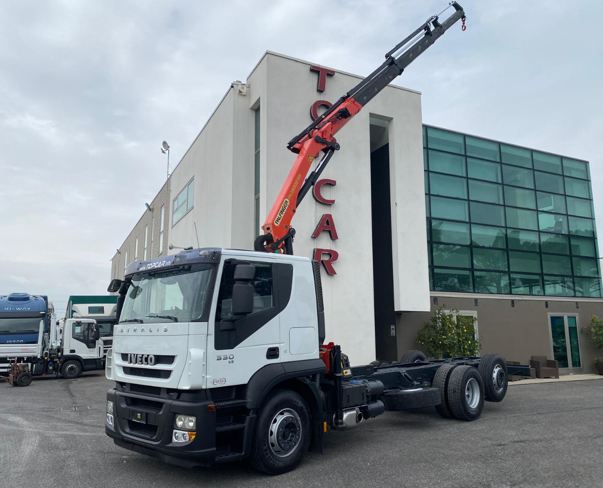 IVECO AT260S33 - Camión grúa: foto 1 IVECO AT260S33 - Camión grúa: foto 1