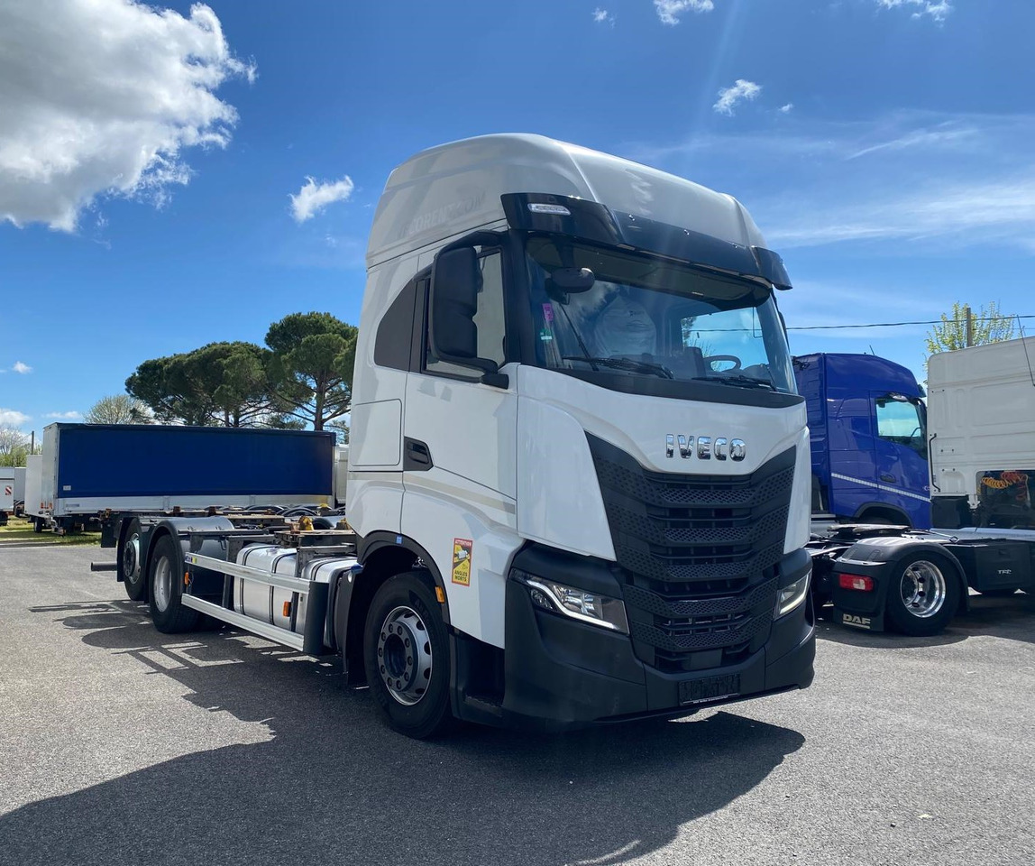IVECO S-WAY AS260S48 - Camión portacontenedore/ Intercambiable: foto 2 IVECO S-WAY AS260S48 - Camión portacontenedore/ Intercambiable: foto 2