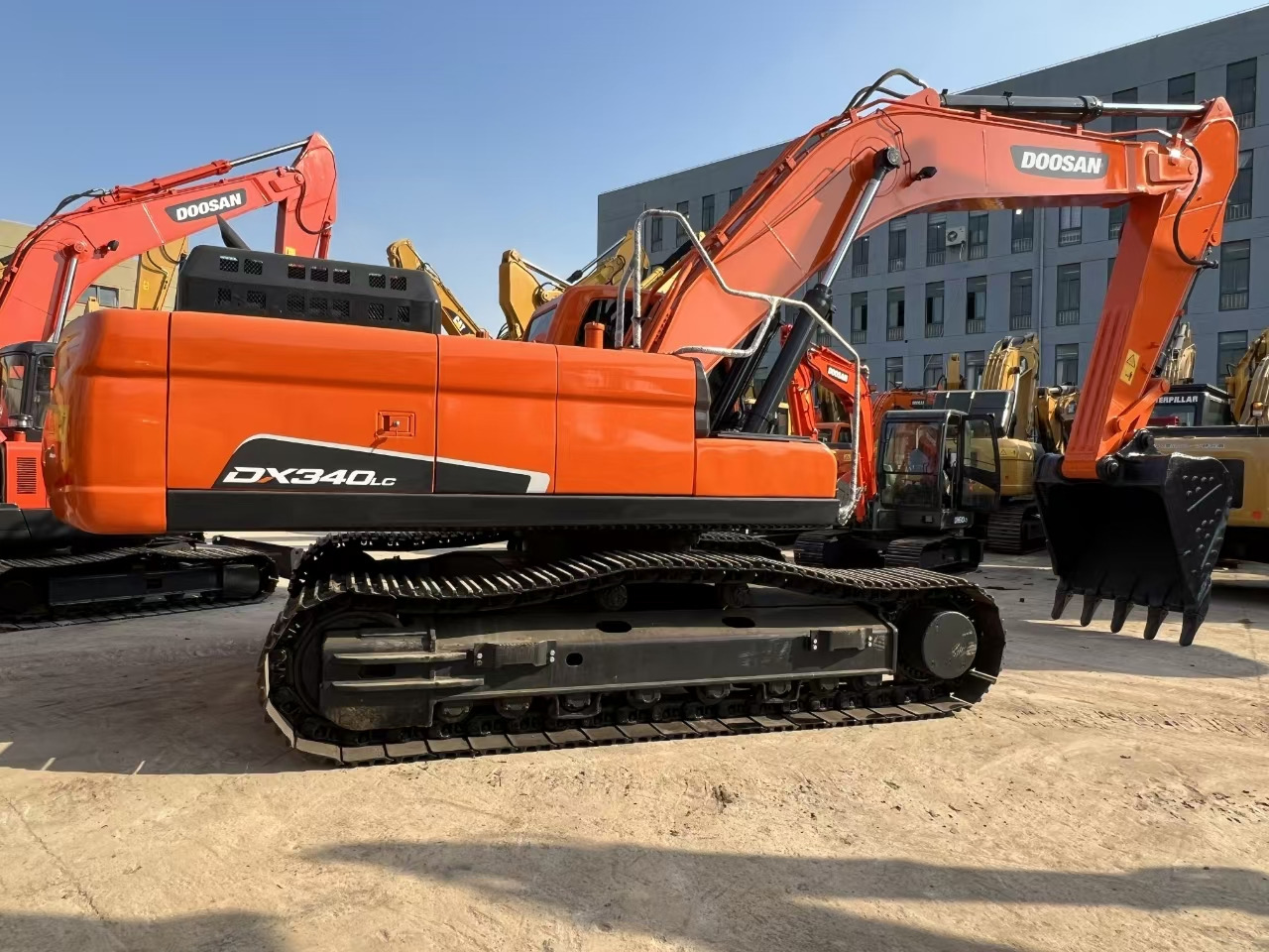 DOOSAN DX340 crawl excavator for sale in good price many units in stock - Excavadora de cadenas: foto 4 DOOSAN DX340 crawl excavator for sale in good price many units in stock - Excavadora de cadenas: foto 4