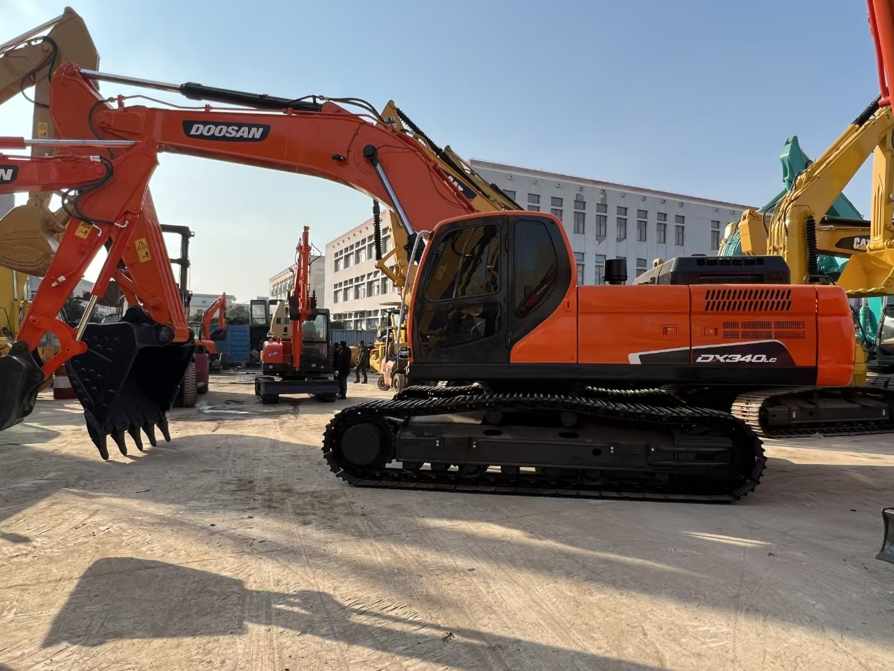 DOOSAN DX340 crawl excavator for sale in good price many units in stock - Excavadora de cadenas: foto 2 DOOSAN DX340 crawl excavator for sale in good price many units in stock - Excavadora de cadenas: foto 2