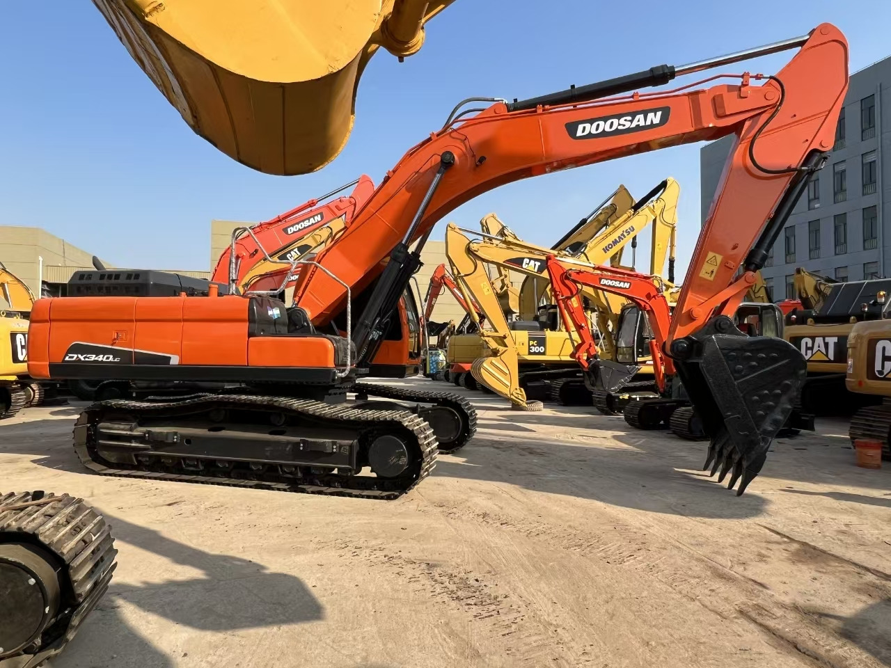 DOOSAN DX340 crawl excavator for sale in good price many units in stock - Excavadora de cadenas: foto 1 DOOSAN DX340 crawl excavator for sale in good price many units in stock - Excavadora de cadenas: foto 1