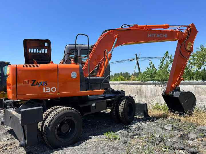 Used Wheel Excavator Hitachi ZX 130W Made in Japan 13ton Hitachi Zx130w Wheel Excavator Price Used Hitachi Zx130 Excavator SALE - Excavadora de ruedas: foto 4 Used Wheel Excavator Hitachi ZX 130W Made in Japan 13ton Hitachi Zx130w Wheel Excavator Price Used Hitachi Zx130 Excavator SALE - Excavadora de ruedas: foto 4
