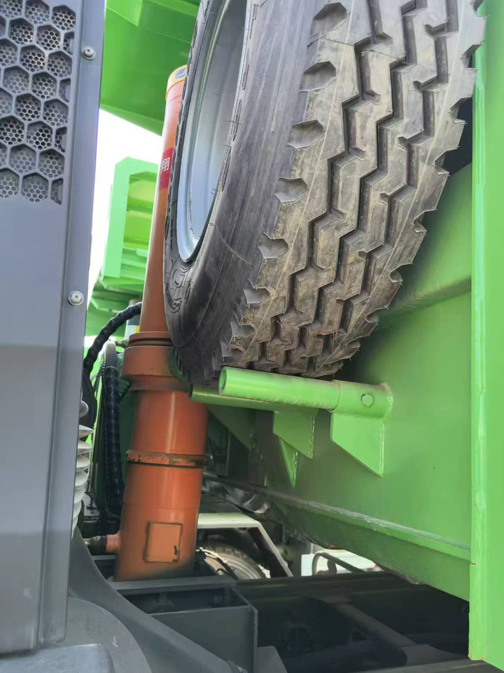 HOWO HOWO 6*6 dump truck - Camión volquete: foto 3 HOWO HOWO 6*6 dump truck - Camión volquete: foto 3