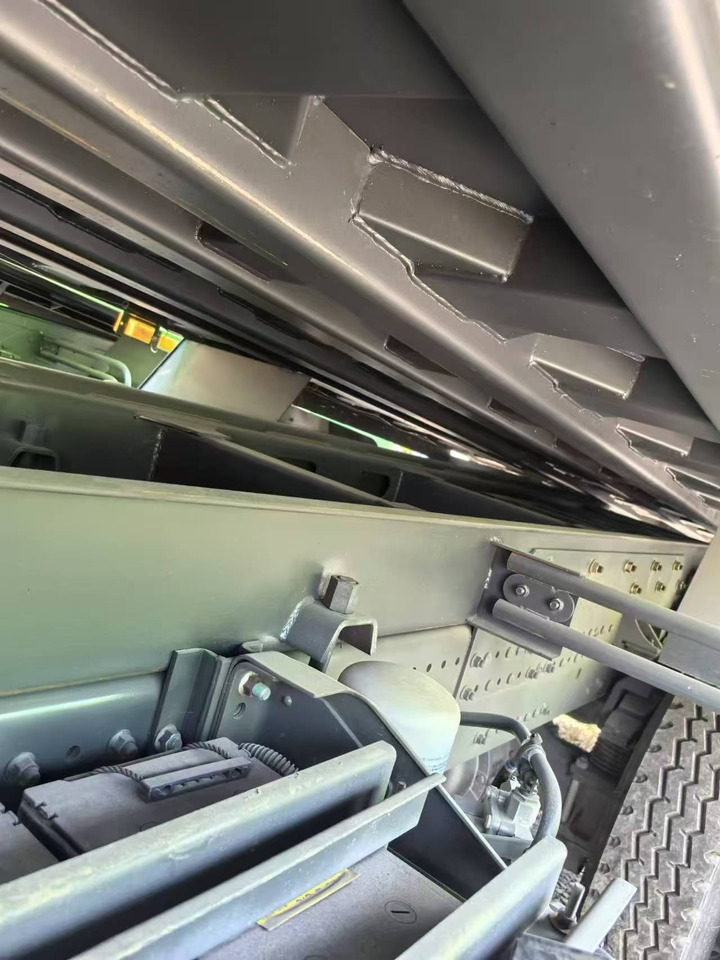 HOWO HOWO 6*6 dump truck - Camión volquete: foto 4 HOWO HOWO 6*6 dump truck - Camión volquete: foto 4