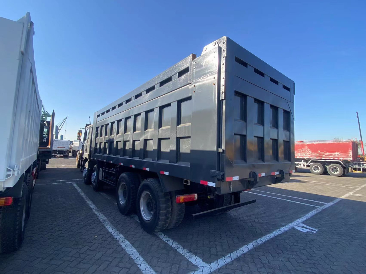 SHACMAN Shacman  F3000  8*4  dump truck - Camión volquete: foto 3 SHACMAN Shacman  F3000  8*4  dump truck - Camión volquete: foto 3