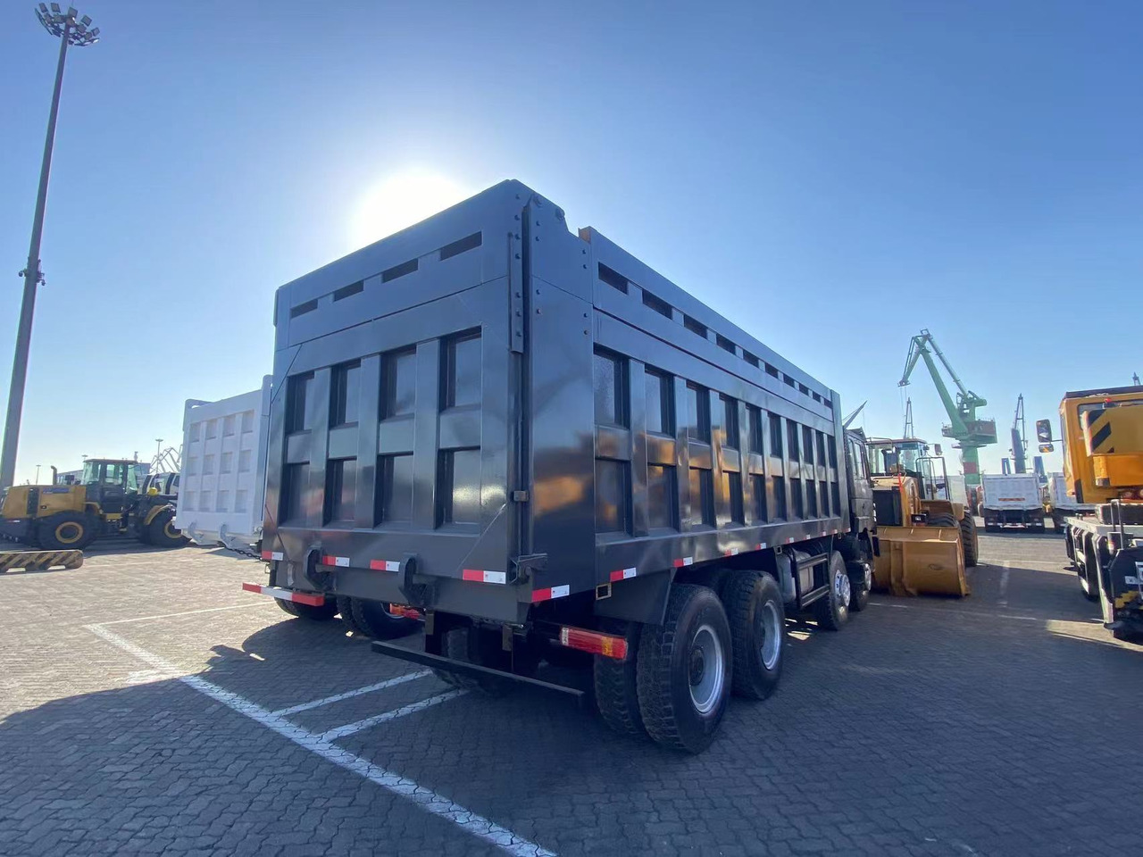 SHACMAN Shacman  F3000  8*4  dump truck - Camión volquete: foto 5 SHACMAN Shacman  F3000  8*4  dump truck - Camión volquete: foto 5