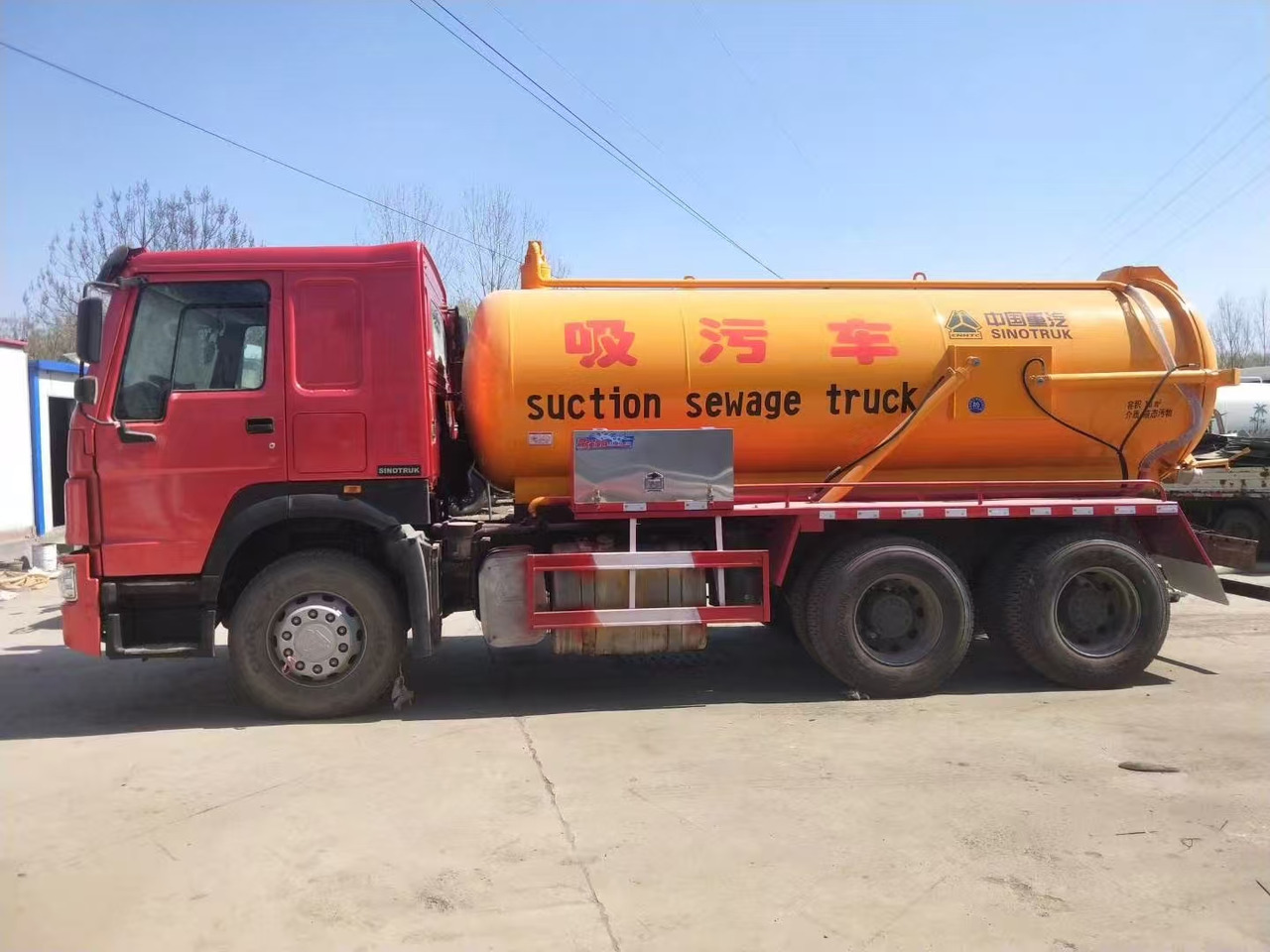 SINOTRUK SINOTRUK 336 suction sewage truck - Camión portacontenedore/ Intercambiable: foto 2 SINOTRUK SINOTRUK 336 suction sewage truck - Camión portacontenedore/ Intercambiable: foto 2