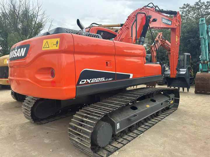 Used Excavator Doosan DX225LC-9 Excavators Mini Equipment Earth Moving Machinery Doosan Digger Excavator for Sale - Excavadora de cadenas: foto 2 Used Excavator Doosan DX225LC-9 Excavators Mini Equipment Earth Moving Machinery Doosan Digger Excavator for Sale - Excavadora de cadenas: foto 2