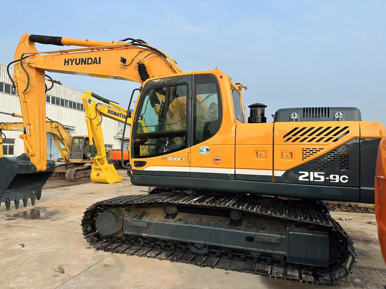 HYUNDAI R215-9C - Excavadora de cadenas: foto 2 HYUNDAI R215-9C - Excavadora de cadenas: foto 2
