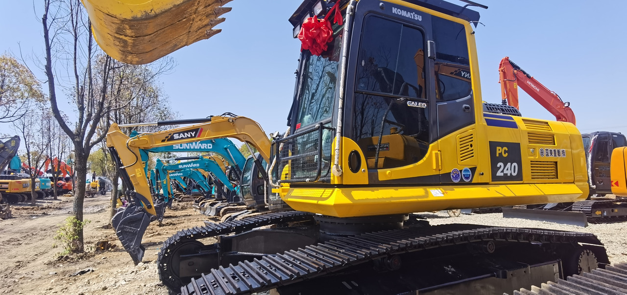 KOMATSU PC240-8 - Excavadora de cadenas: foto 2 KOMATSU PC240-8 - Excavadora de cadenas: foto 2