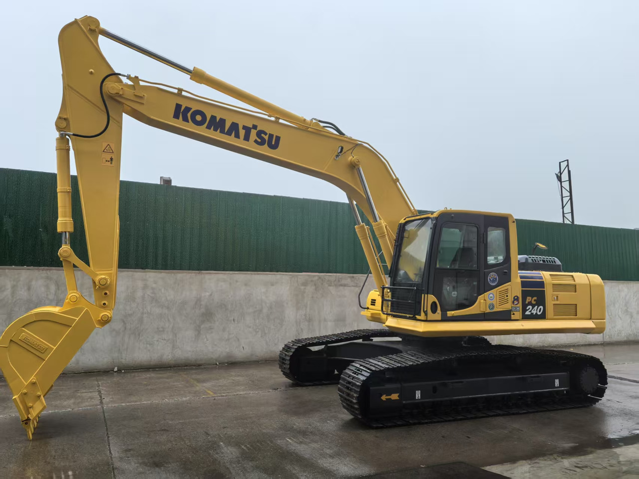 KOMATSU PC240LC-8M0 - Excavadora de cadenas: foto 4 KOMATSU PC240LC-8M0 - Excavadora de cadenas: foto 4