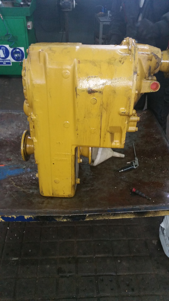 Skrzynia biegów Clark R28000 do Clark R24000, R28000, R32000, R34000, R36000 - Caja de cambios para Maquinaria de construcción: foto 1 Skrzynia biegów Clark R28000 do Clark R24000, R28000, R32000, R34000, R36000 - Caja de cambios para Maquinaria de construcción: foto 1