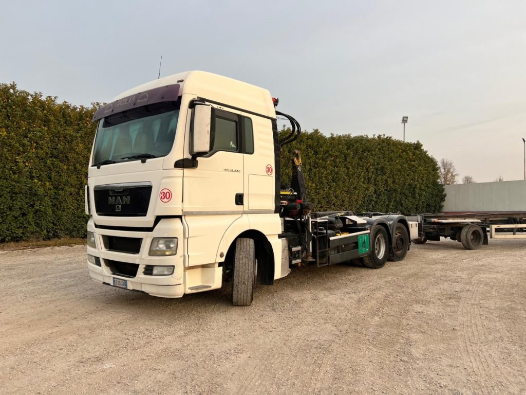 MAN TGX 26.440 SCARRABILE CON GRU - Camión multibasculante: foto 1 MAN TGX 26.440 SCARRABILE CON GRU - Camión multibasculante: foto 1
