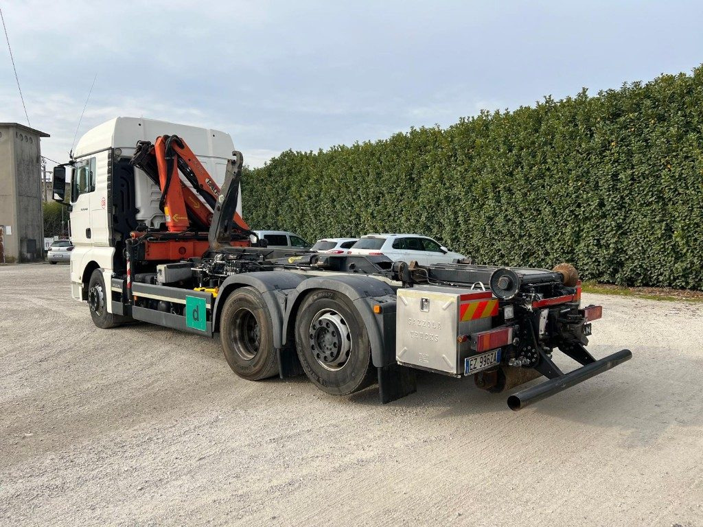 MAN TGX 26.480 SCARRABILE CON GRU DIETRO CABINA - Camión multibasculante: foto 5 MAN TGX 26.480 SCARRABILE CON GRU DIETRO CABINA - Camión multibasculante: foto 5