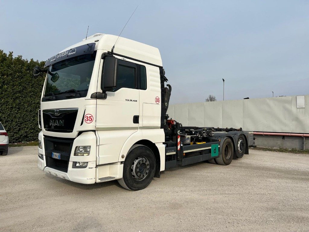 MAN TGX 26.480 SCARRABILE CON GRU DIETRO CABINA - Camión multibasculante: foto 1 MAN TGX 26.480 SCARRABILE CON GRU DIETRO CABINA - Camión multibasculante: foto 1