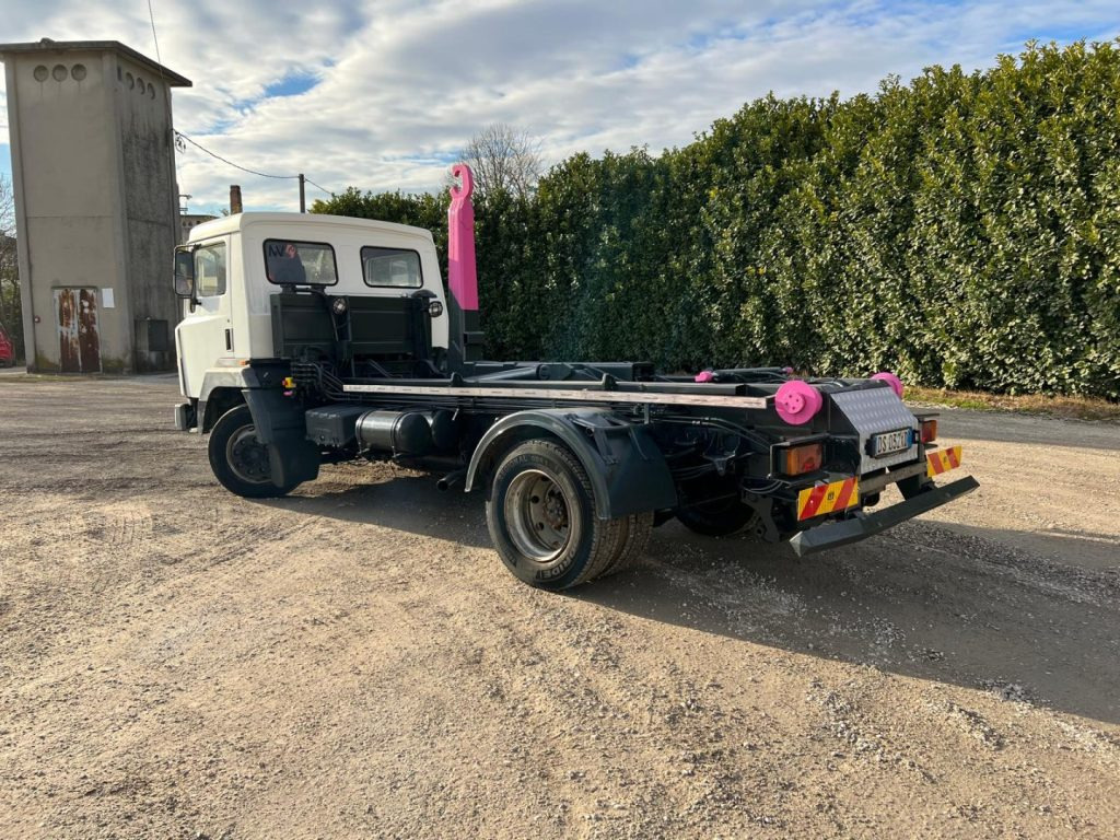 NISSAN 130/115 SCARRABILE - Camión multibasculante: foto 3 NISSAN 130/115 SCARRABILE - Camión multibasculante: foto 3