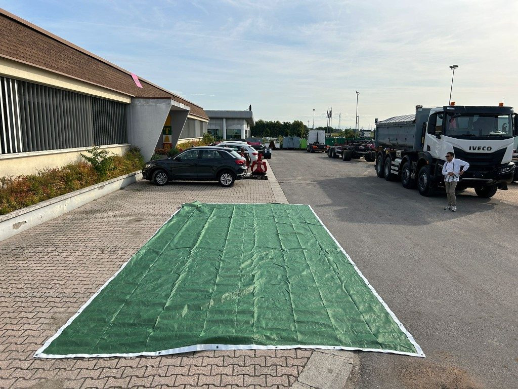 RETE ANTIGRANDINE NUOVA PER COPERTURA CONTAINERS - Carrocería y exterior para Camión: foto 1 RETE ANTIGRANDINE NUOVA PER COPERTURA CONTAINERS - Carrocería y exterior para Camión: foto 1