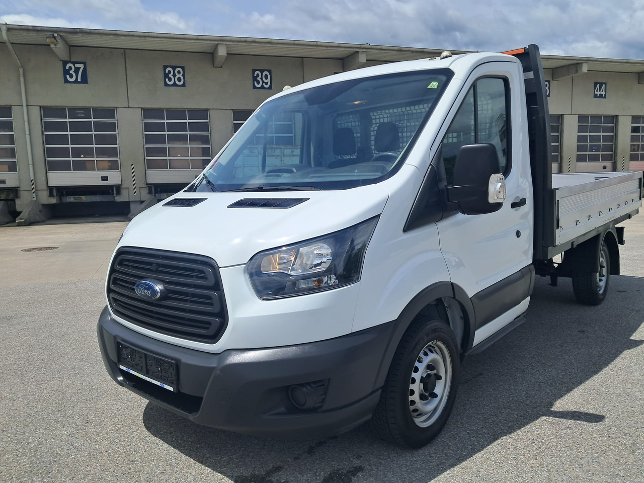 FORD TR Pritsche L2 | EZ 2018 | Euro 6 | Schaltgetr. - Furgoneta caja abierta: foto 1 FORD TR Pritsche L2 | EZ 2018 | Euro 6 | Schaltgetr. - Furgoneta caja abierta: foto 1
